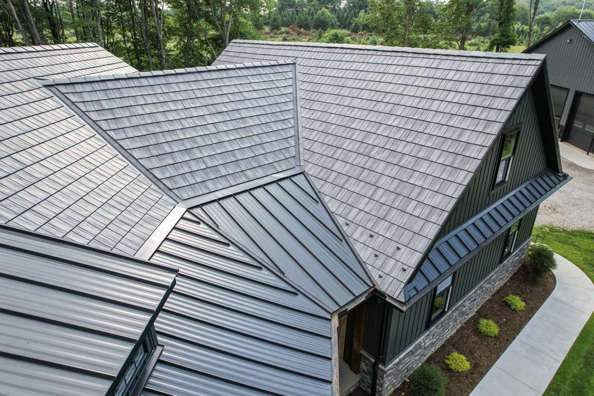 imgi_36_bigstock_metal_roof_with_water_drops_af_419845396_kh0vuiw0zuv3t9cyirksb.jpg